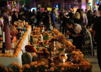 Plaza de Armas, reviste de color y tradición para conmemorar el Día de Muertos