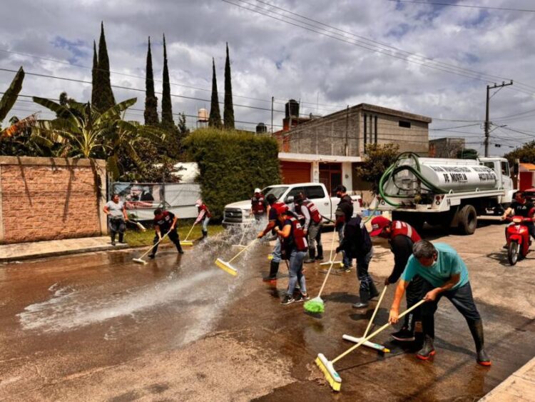 Encabeza Barragán jornada de limpieza y fumigación en colonias afectadas por el desfogue de Cointzio