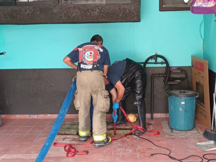 Protección Civil Morelia apoya a familias con limpieza de aljibes