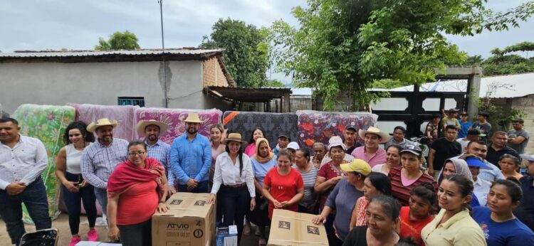 El nuevo PRD, humano y solidario entrega en Huetamo víveres a damnificados por Huracán “John”