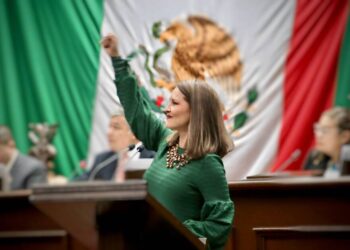 Impulsa Nalleli Pedraza escribir leyenda “Claudia Sheinbaum, Primera Presidenta de México” en muro del Congreso de Michoacán  