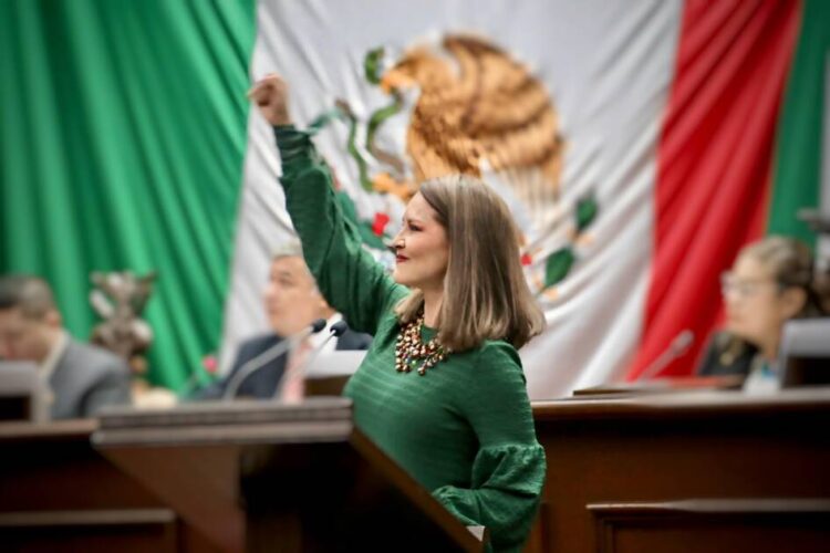 Impulsa Nalleli Pedraza escribir leyenda “Claudia Sheinbaum, Primera Presidenta de México” en muro del Congreso de Michoacán