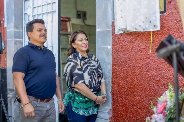 Pone en marcha Alma Mireya González el programa de bacheo en Quiroga