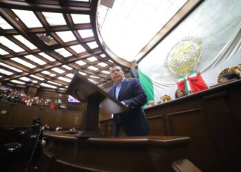 El nombre de AMLO en letras de oro en el Congreso del Estado, propone Barragán