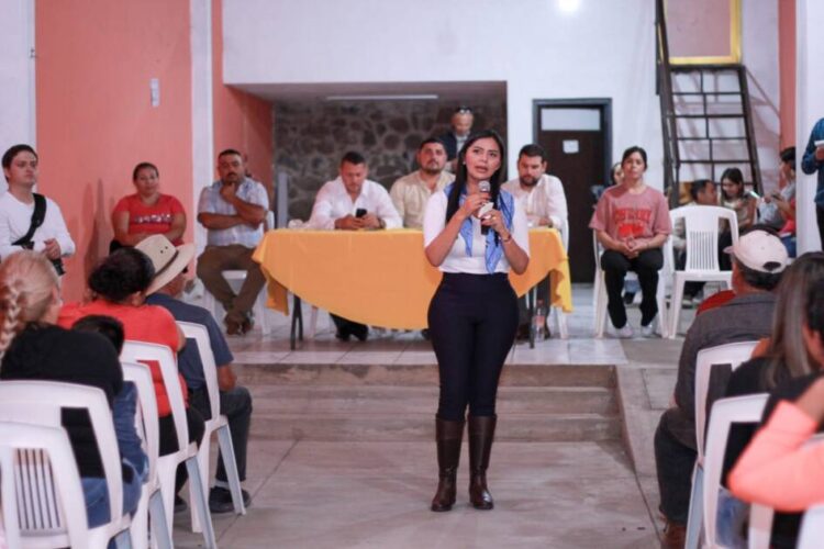 Cierra filas Araceli Saucedo con militantes del PRD de Cojumatlán de Régules