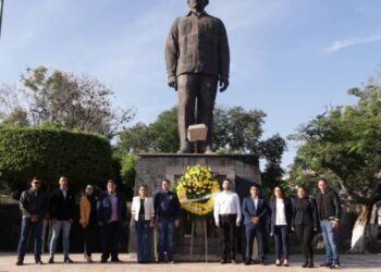 Presente Octavio Ocampo en guardia de honor por 54 aniversario luctuoso del General Lázaro Cárdenas del Río