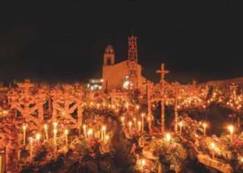 Vive la ancestral celebración de Noche de Muertos en Michoacán