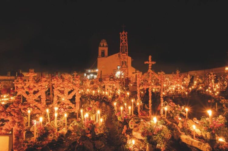Vive la ancestral celebración de Noche de Muertos en Michoacán