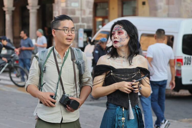 Turistas asiáticos llenan las calles de Morelia para celebrar Noche de Muertos