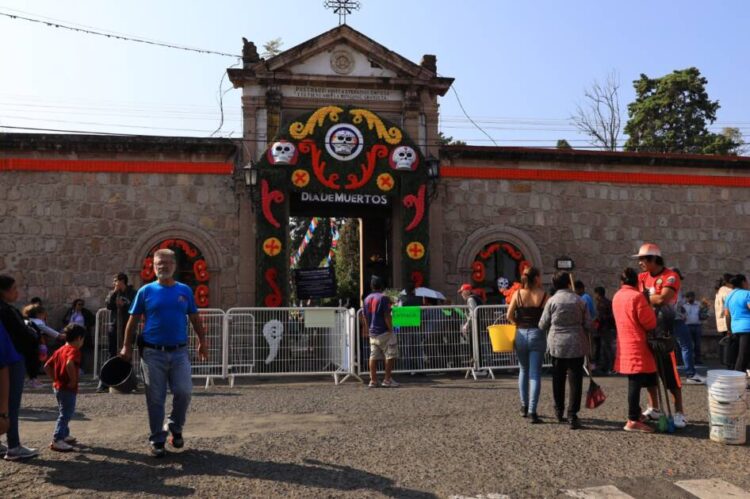 Visitantes del Panteón Municipal de Morelia, destacan limpieza y seguridad