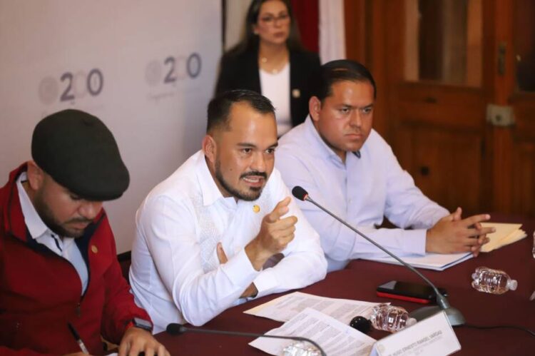 Diputado Hugo Rangel impulsa reforma fiscal a favor de la industria del mezcal michoacano