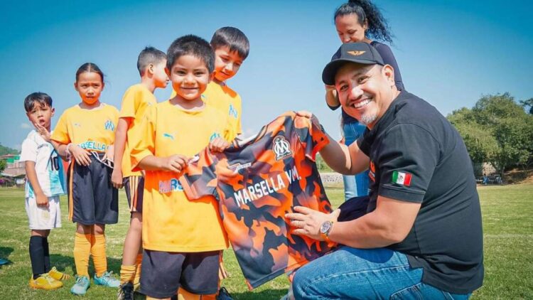 Víctor Manríquez entrega uniformes a deportistas