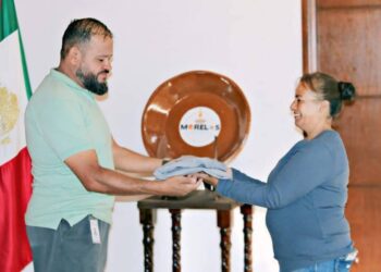 Entrega Conejo Alejos nuevos uniformes al personal de intendencia y recolección de basura de Morelos