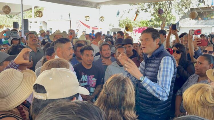 Artesanos de San Nicolás Obispo reciben con alegría a Alfonso Martínez
