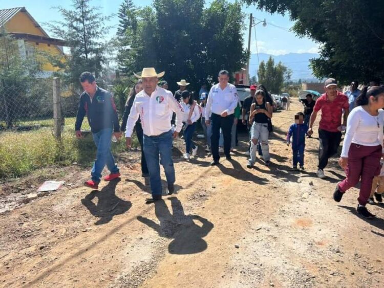 Primera semana en campaña de Fernando Palomino yo acompaña Memo Valencia a recorrer a pié los caminos de Irimbo