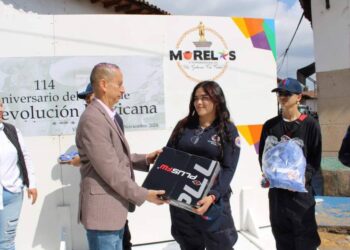 Entrega Conejo Alejos uniformes a Protección Civil Municipal en el 114 Aniversario de la Revolución Mexicana
