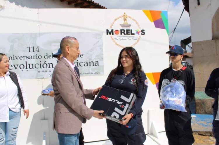 Entrega Conejo Alejos uniformes a Protección Civil Municipal en el 114 Aniversario de la Revolución Mexicana