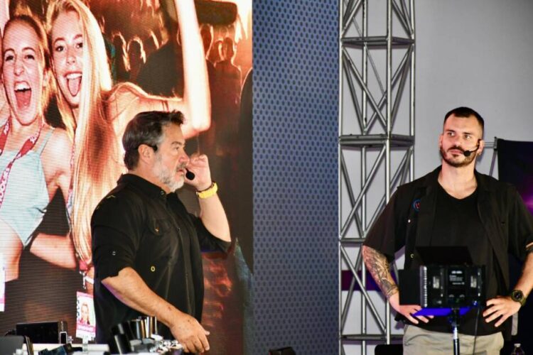 Llevan a estudiantes de secundaria y prepa conferencias para prevenir adicciones