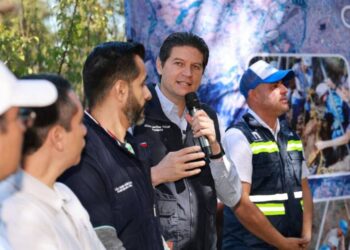 Supervisa Alfonso Martínez limpieza preventiva en canal de la presa Cointzio