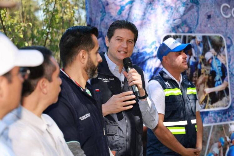 Supervisa Alfonso Martínez limpieza preventiva en canal de la presa Cointzio