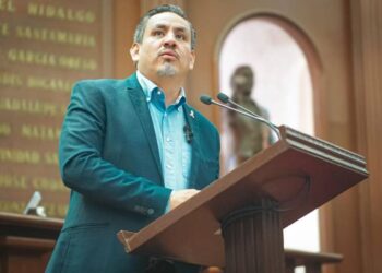 Regular cobro en estacionamientos en Michoacán propone Víctor Manríquez en iniciativa