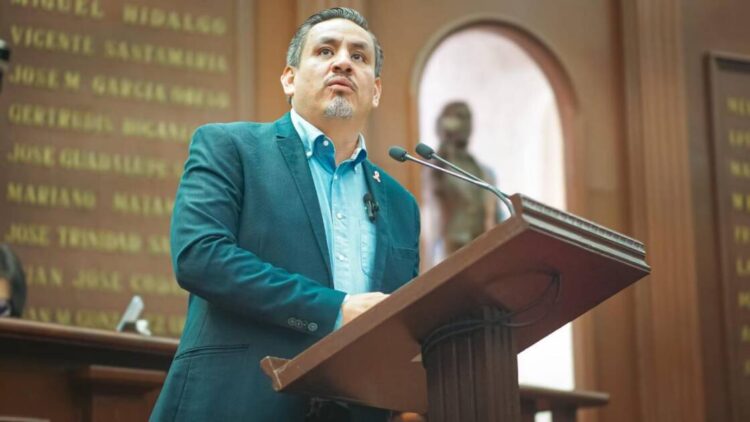 Regular cobro en estacionamientos en Michoacán propone Víctor Manríquez en iniciativa