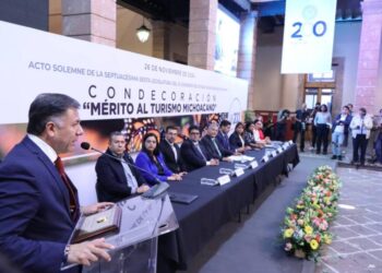 Congreso del Estado entrega condecoración “Mérito al Turismo Michoacano”