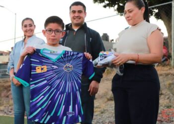 DIF Morelia entrega uniformes a niñas y niños de escuelas de fútbol ‘Estrellas del Mañana’