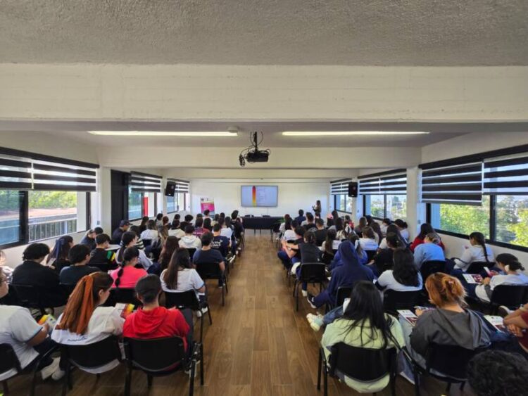 Imparten pláticas sobre violencia en el noviazgo