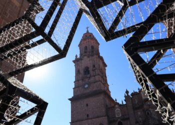 El espíritu navideño impregna Morelia; turistas quedan maravillados