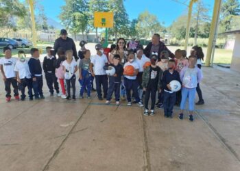 Impulsa Ayuntamiento de Villa Morelos el desarrollo deportivo con entrega de material a instituciones de todas las comunidades