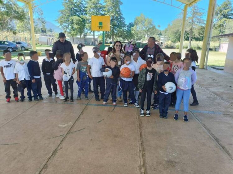 Impulsa Ayuntamiento de Villa Morelos el desarrollo deportivo con entrega de material a instituciones de todas las comunidades