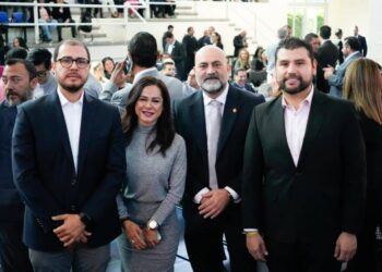 Asiste Octavio Ocampo al relevo de la rectoría en la UVAQ