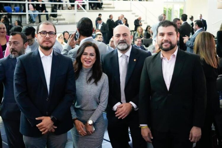 Asiste Octavio Ocampo al relevo de la rectoría en la UVAQ