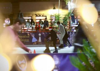 Disfrutan morelianas y morelianos encendido navideño y Pista de Hielo