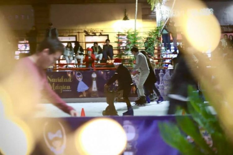 Disfrutan morelianas y morelianos encendido navideño y Pista de Hielo