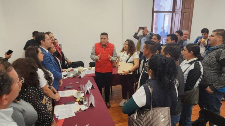 Acompaña Vicente Gómez gestión de incremento salarial para Telebachillerato