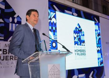 Otorgan premio nacional a Alfonso Martínez por impulso al desarrollo de la vivienda