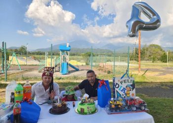 Entre pastel de chocolate y dinosaurios Chuchito celebra sus 4 años