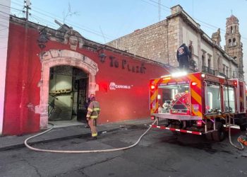 Atienden Bomberos municipales y Policía Morelia incendio en local