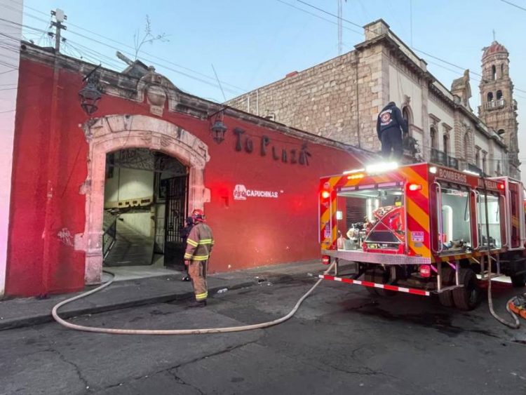 Atienden Bomberos municipales y Policía Morelia incendio en local