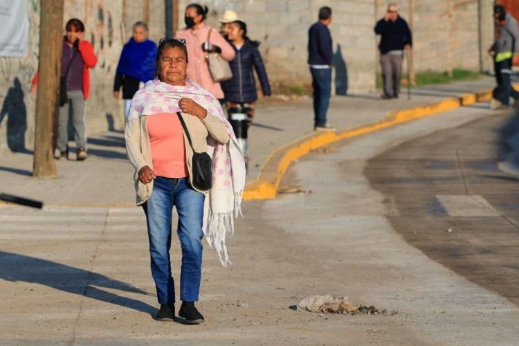 Gobierno de Alfonso Martínez entrega nueva calle con pavimentación integral al poniente