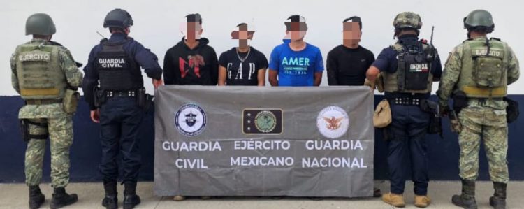 Después de repeler una ataque armado, son detenidas 7 personas en posesión de fusiles y equipo táctico