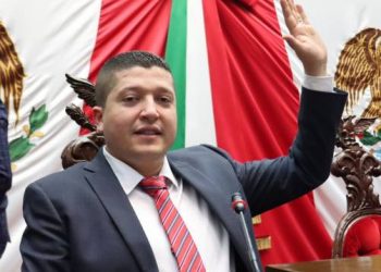 Cumple Vicente Gómez con incremento salarial para docentes del Telebachillerato