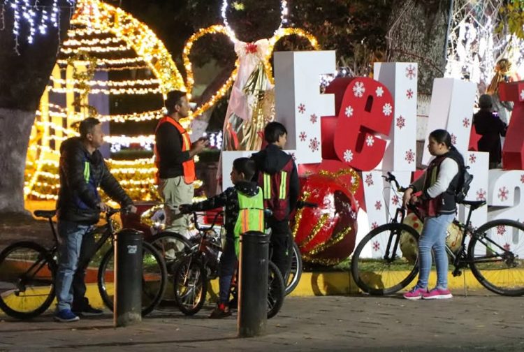 Celebra Quiroga la unión familiar y las tradiciones con la Rodada Nocturna y Posada Navideña