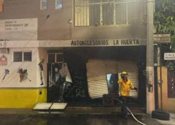 Se incendia llantera en la colonia La Huerta en Morelia y rápida reacción de Bomberos y Policía evita una catástrofe 