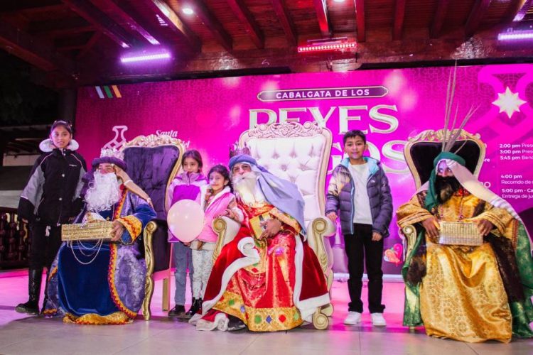 Mágica Cabalgata de los Reyes Magos ilumina Santa Clara del Cobre