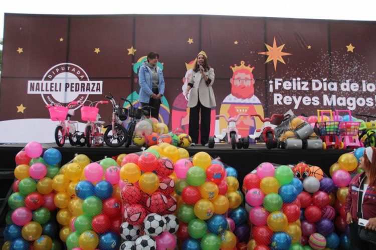 Nalleli Pedraza lleva alegría a niñas y niños de Trincheras