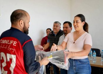 Entrega Mónica Valdez apoyos a los trabajadores del Rastro Municipal
