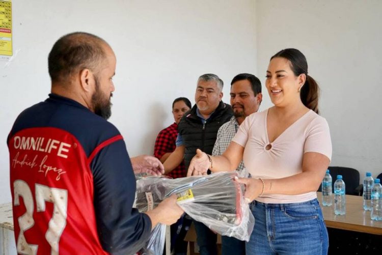 Entrega Mónica Valdez apoyos a los trabajadores del Rastro Municipal